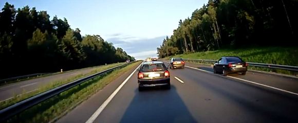 „Audi A6“ lenkimas per šalikelę