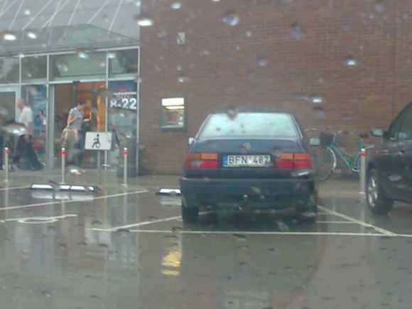 Automobilis per lietų