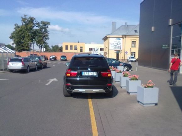 Ne vietoje pastatytas BMW X5