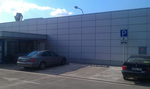 „Mercedes-Benz“ neįgaliųjų vietoje prie parduotuvės