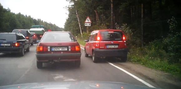 „Sanitex“ automobilis, važiuojantis šalikele