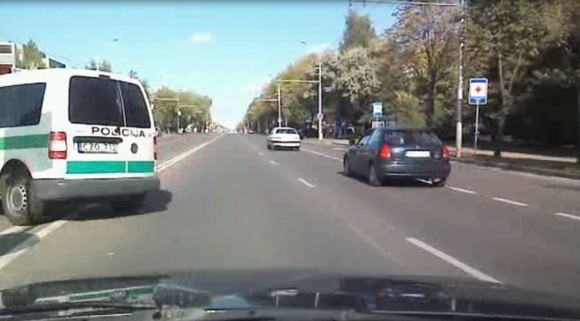 Policijos pareigūnai apsisuka per ištisinę liniją