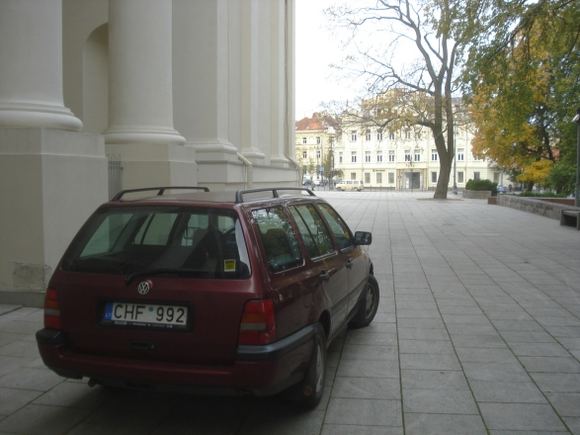 15min.lt skaitytojo nuotr./Prie Katedros atsidūręs „VW Golf“