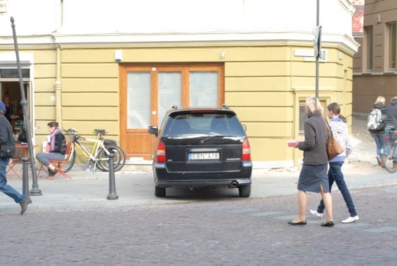 Nevietoje pastatytas automobilis