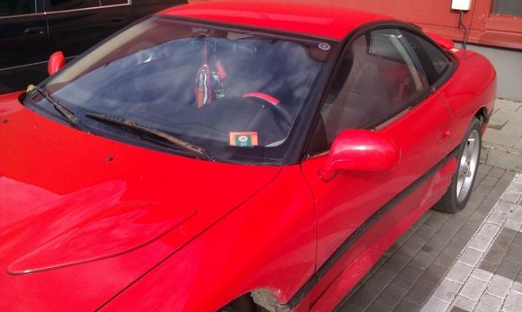 Neįgaliųjų vietoje sustojęs „Dodge Stealth“.