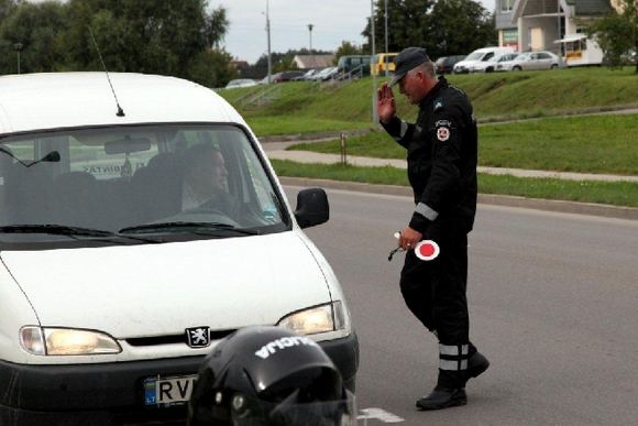 Policijos pareigūnas stabdo transporto priemonę