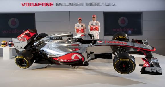 „McLaren“ pilotai Lewisas Hamiltonas ir Jensonas Buttonas „McLaren MP4-27“ bolido pristatyme