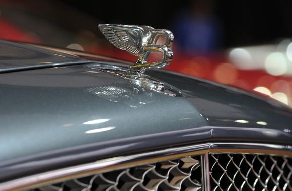 „Bentley“ ženklas ant variklio gaubto