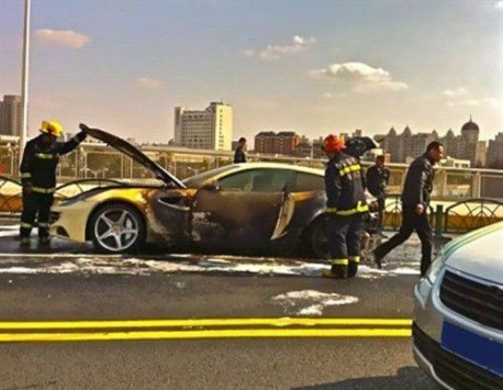Sudegęs „Ferrari FF“