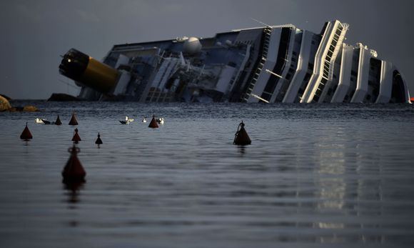 Tęsiama laivo „Costa Concordia“ gelbėjimo operacija