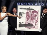 Labdaringame aukcione žvaigždės rinko pinigus kovai su AIDS