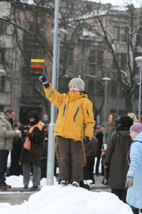 Vaikas su Lietuvos vėliavėle