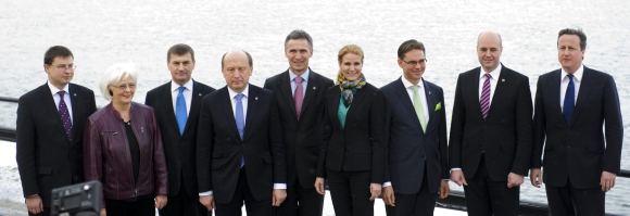 „Reuters“/„Scanpix“ nuotr./Šiaurės regiono ateities forumo dalyviai (iš kairės): Latvijos premjeras Valdis Dombrovskis, Islandijos premjerė Johanna Sigurdardottir, Estijos premjeras Andrus Ansipas, Lietuvos premjeras Andrius Kubilius, Norvegijos premjeras Jensas Stoltenbergas, Danijos premjerė Helle Thorning-Schmidt, Suomijos