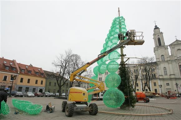 Šių metų Kalėdinė eglė sukurta iš butelių.