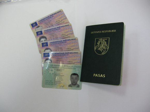 Lietuvos įstatymai neleidžia naudotis keliais vairuotojo pažymėjimais.