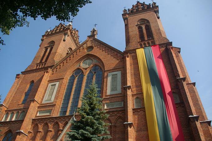 Bitininkų šventės organizatorių nuotr./Kupiškio Kristaus žengimo į dangų bažnyčia, kurioje vyks pamaldos už bitininkus