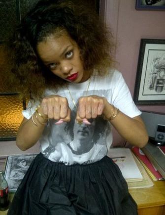 Rihanna demonstruoja naująsias tatuiruotes