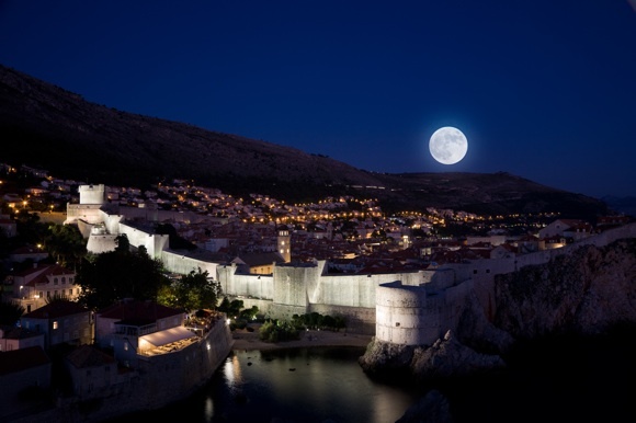 Pilnatis virš Dubrovniko.