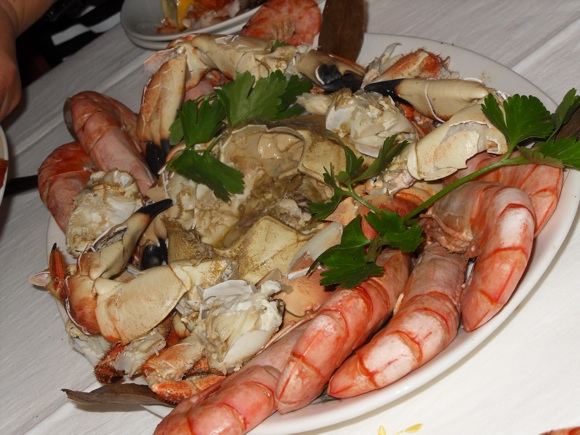 E.Garnelytės nuotr./Kalėdinio stalo fragmentas: krabas, krevetės