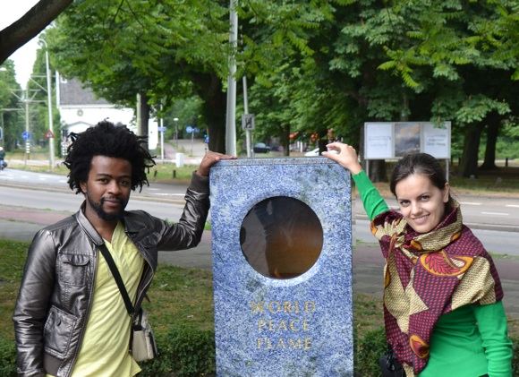 Kamalas ir Eugenija prie pasaulio taikos liepsnos Hagos mieste Nyderlanduose, kelias dienas prieš skrydį į Indoneziją 