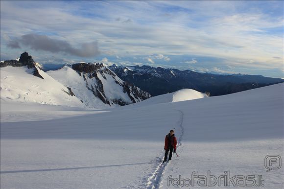 MM alpinistų nuotr./Aras šnopuoja iš paskos