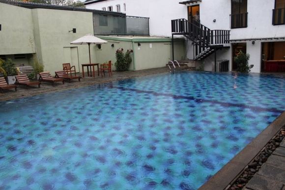 D.Kinderio nuotr./Įspūdingas, nors ir mažas baseinas, kuriame teko plaukioti per lietų ir perkūniją Kandy mieste, Šri Lanka.