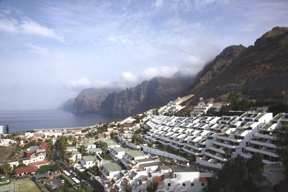 Los Gigantes miestelis iš  jūros „lipa“ į kalnus.