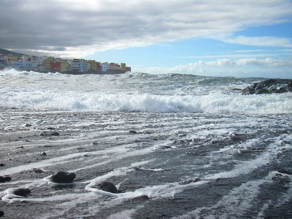 S.Gudeliausko nuotr./Atlanto šėlsmas Puerto de la Cruz paplūdymyje.