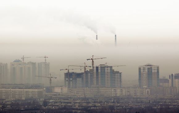 „Reuters“/„Scanpix“ nuotr./Almata paskendusi smoge Kazachstane