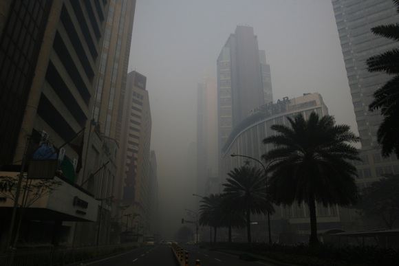 „Reuters“/„Scanpix“ nuotr./Filipinų sostinė Manila smoge