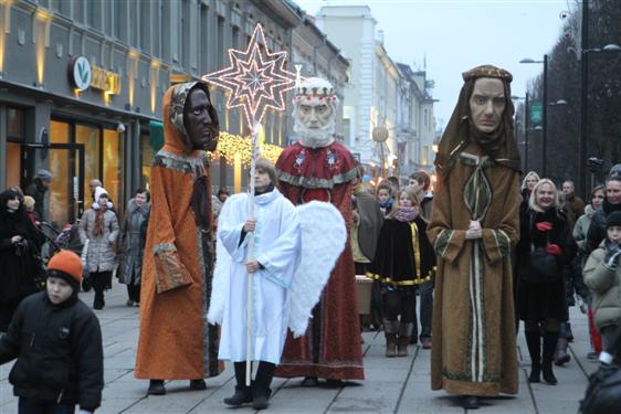 Tris karalius į Rotušės aikštę lydėjo gausus kauniečių būrys