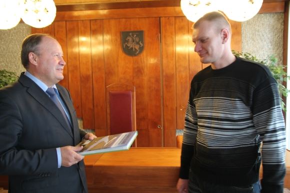 Laimingą tėvą (d.) sveikina rajono meras V.Makūnas