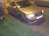 Anglijos lietuviai duobėtose Kauno gatvėse sudaužė „Audi A4“