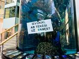 Kaunietis mylimajai pasipiršo akvariume
