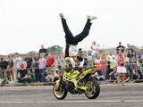 Kvapą gniaužiantys motociklininkų triukai