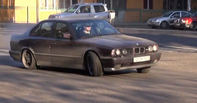 Gruzijos gatvėse slystantis BMW M5