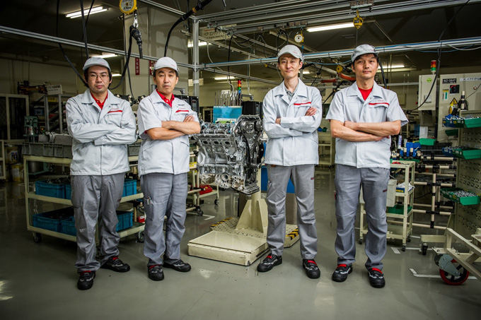„Nissan GT-R“ variklių surinkimo meistrai