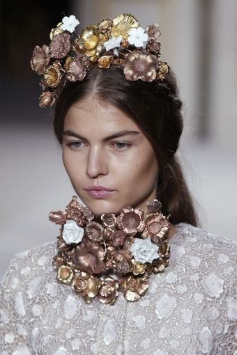 Giambattista Valli kolekcijos modelis aukatosios mados savaitėje Paryžiuje. 2013 m. pavasario/vasaros linija.