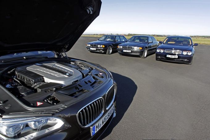 Įvairių kartų 7 serijos BMW sedanai su V12 varikliu
