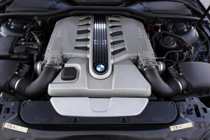Gamintojo nuotr./7 serijos BMW sedanas (E66) su V12 varikliu
