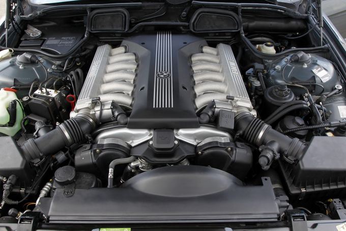 Gamintojo nuotr./7 serijos BMW sedanas (E38) su V12 varikliu